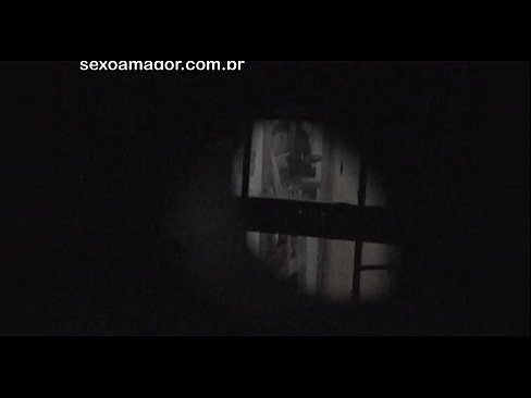 ❤️ Sarışın, içi boş tuğlaların arkasına gizlenmiş bir mahalle röntgencisi tarafından gizlice videoya alınır ❤❌ Süper porno bizde