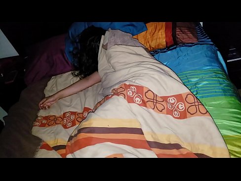 ❤️ Üvey oğul, genç üvey annesini uyurken azarlıyor. ❤❌ Süper porno bizde
